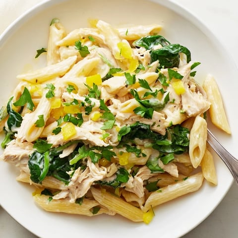 One-Pot Creamy Spinach & Turkey Christmas Pasta, a comforting holiday meal with turkey and spinach.